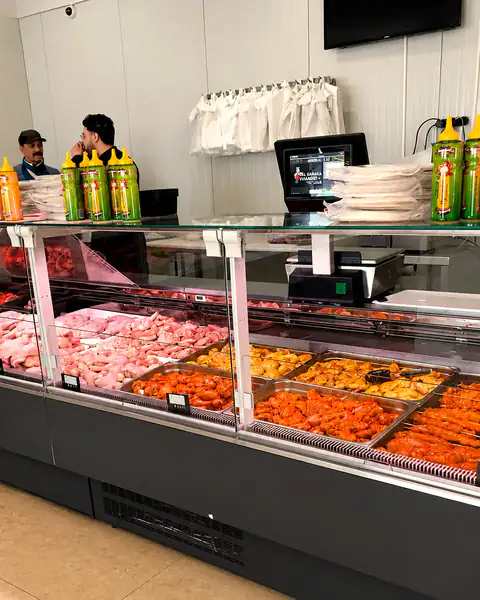 Le comptoir et un membre de l’équipe